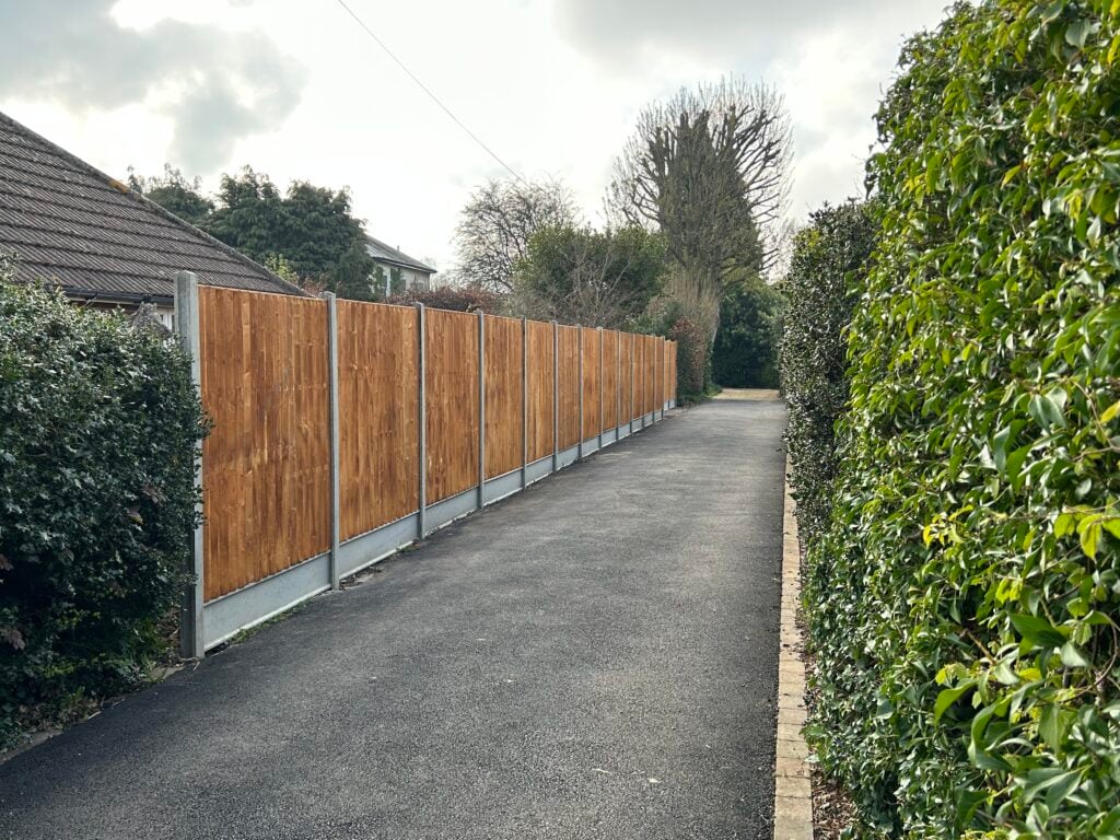 Horizontal panel fencing and lawn